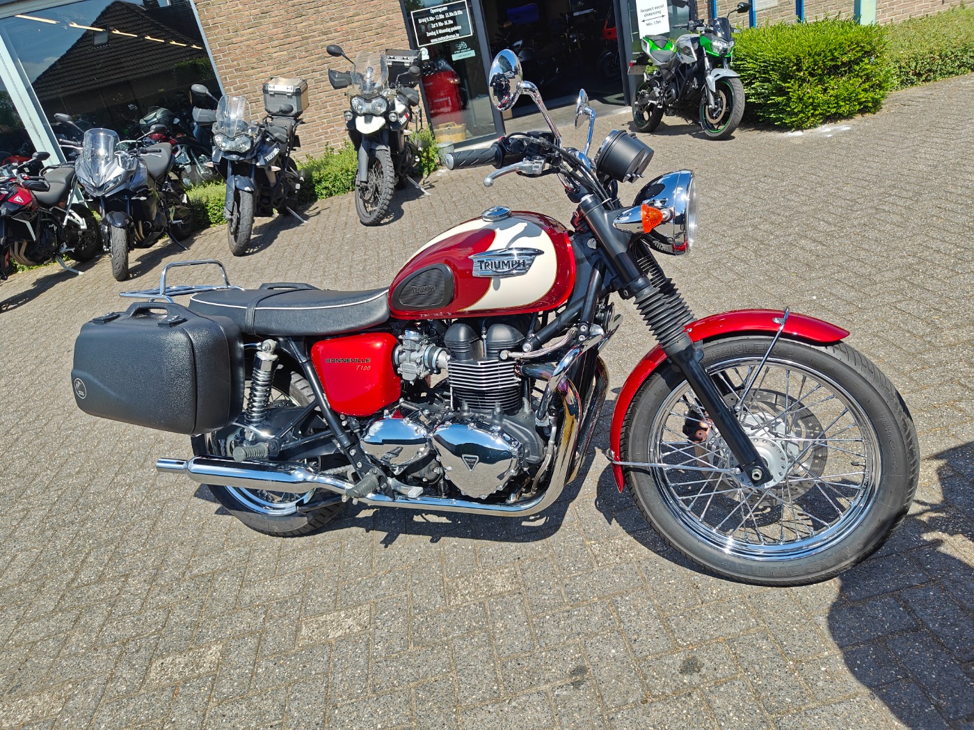 Bonneville T100 Red