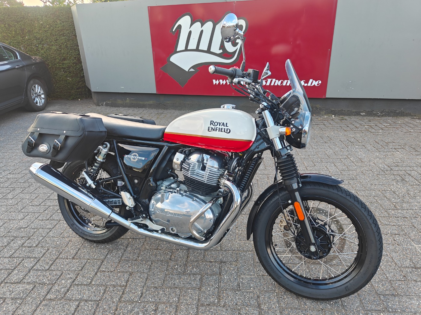 Interceptor 650 wit/rood