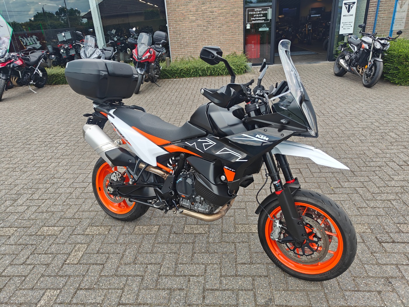 SMT 890